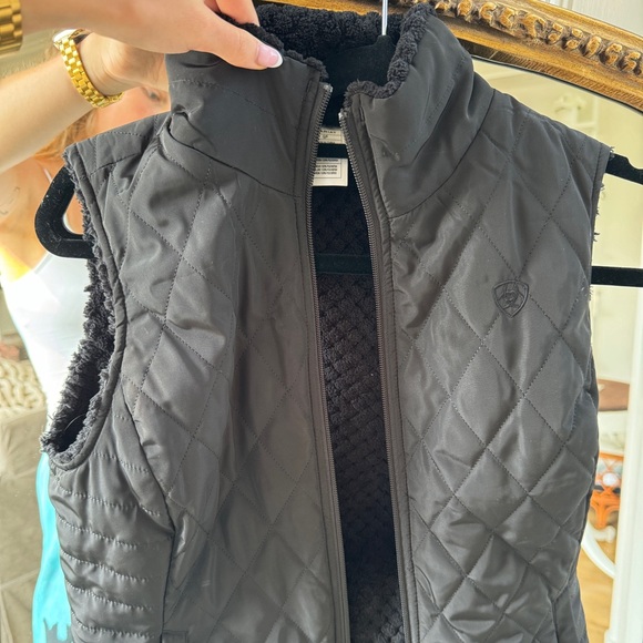 Ariat puffer vest size S - Picture 3 of 5